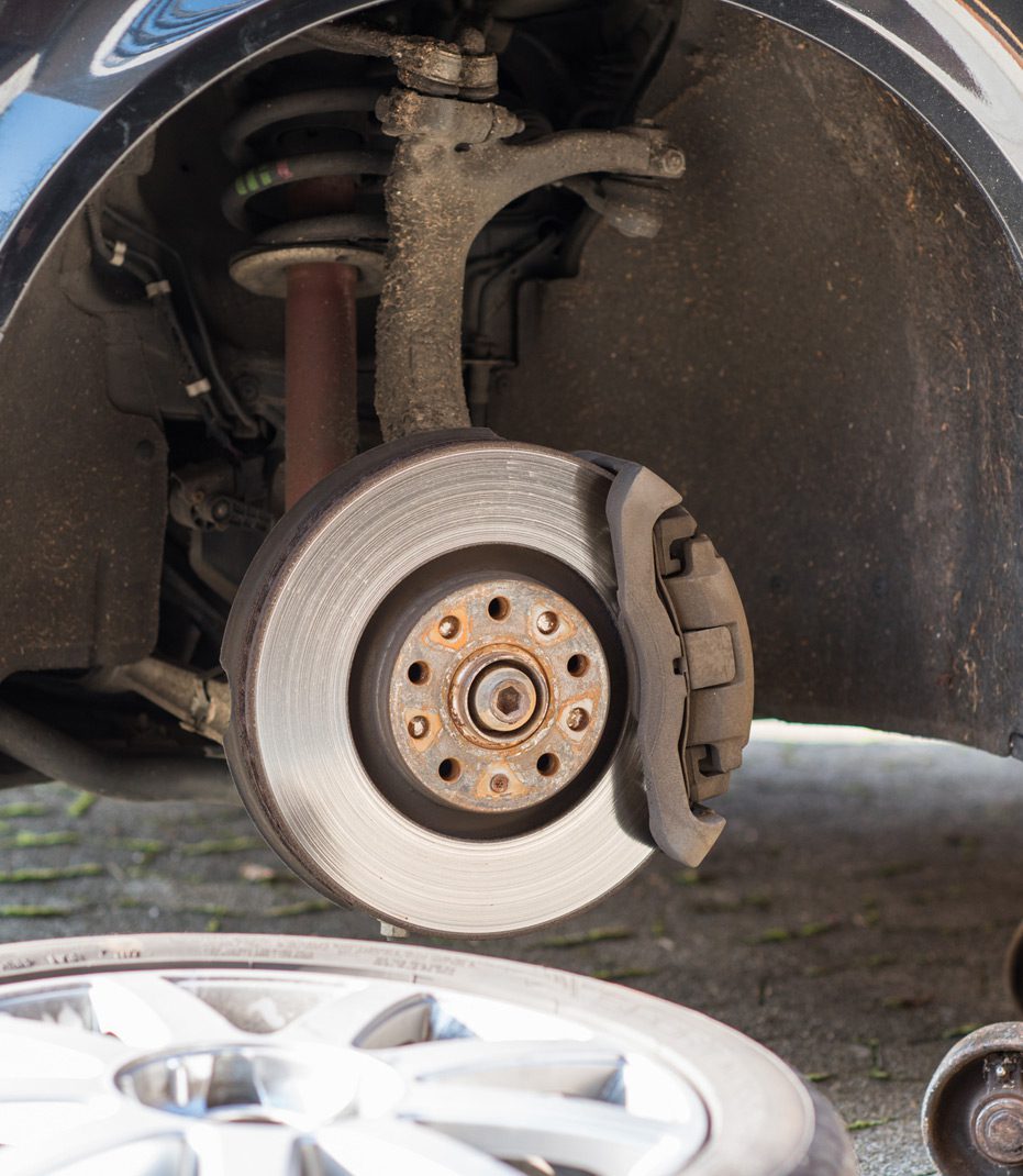 Tire-replacement-after-a-tire-blowout